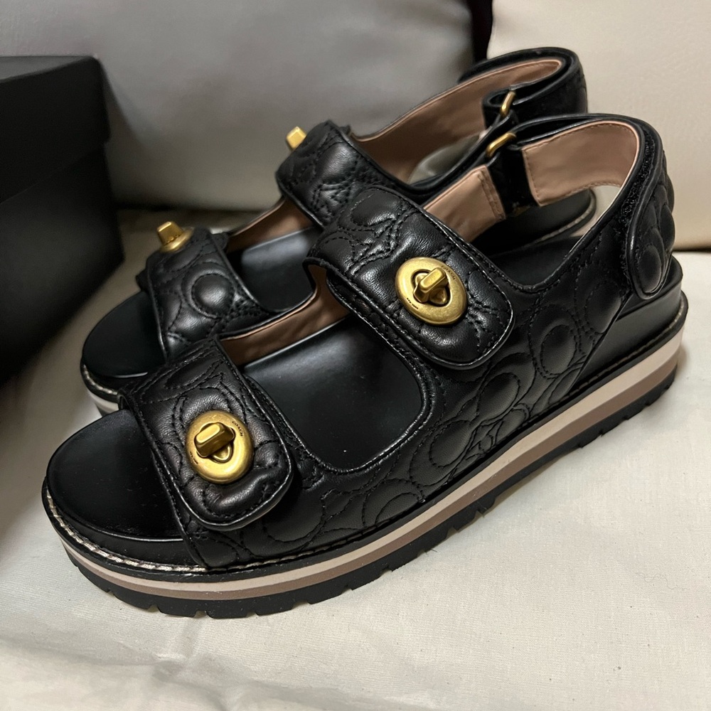 New Coach Kacie Brynn Signature Black Sandals shoes Interlocking Gold 7.5 - Picture 2 of 4